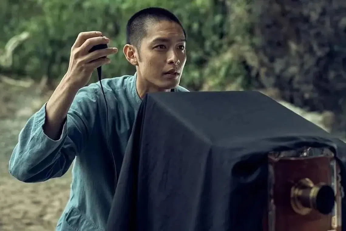 曹佑宁饰演的摄影师柳朝琴，用镜头记录下绿岛训导处的生活。（互联网）