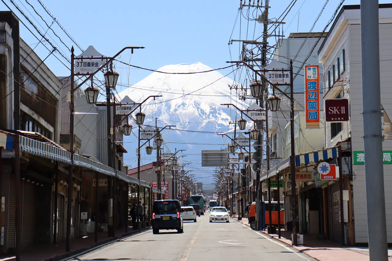 富士吉田本町商店街充满昭和感，路的尽头就是富士山。（陈芷馨摄）