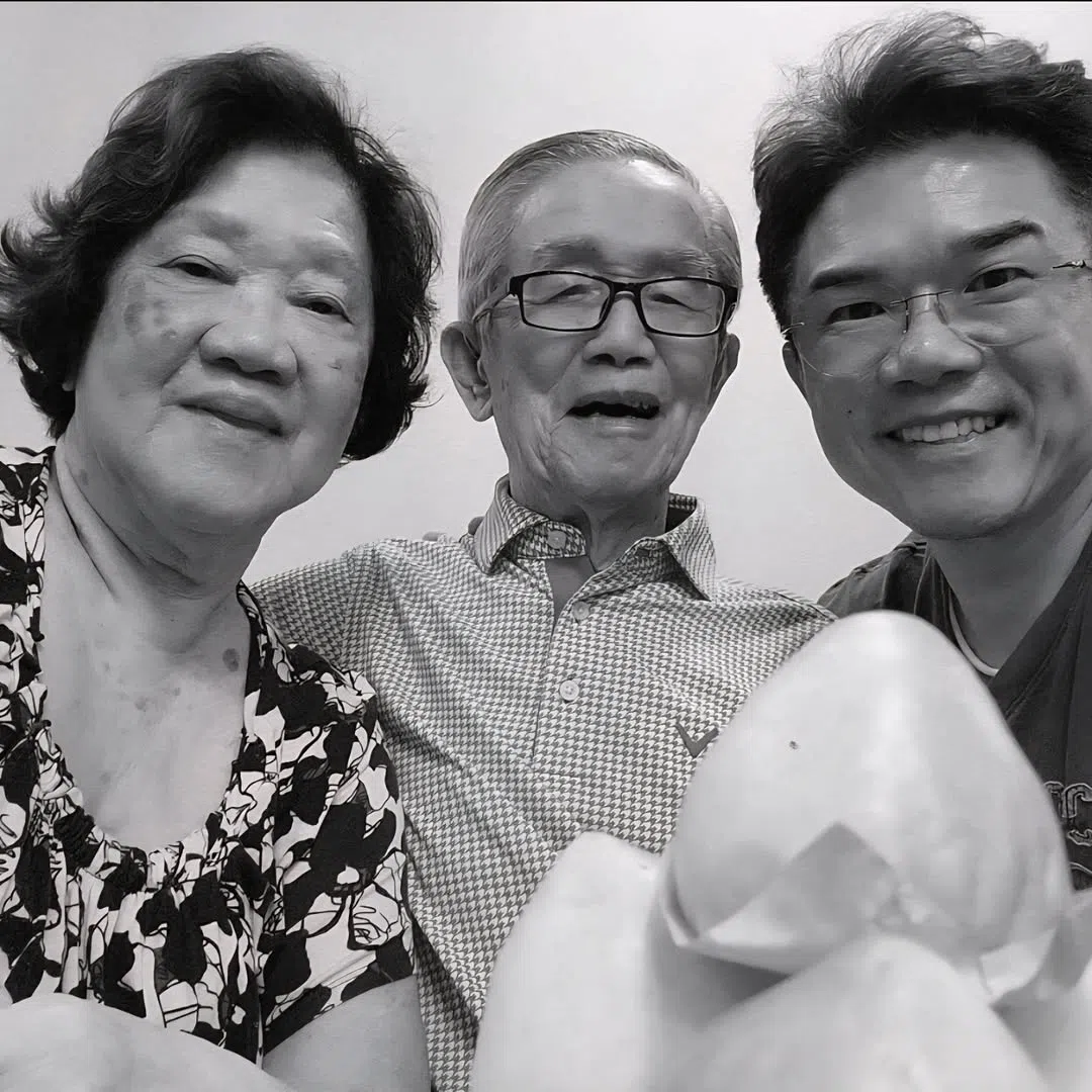 苏梽诚（右）的父母已离逝，他也答应刚过世的爸爸会照顾好自己和家人。（取自苏梽诚IG）