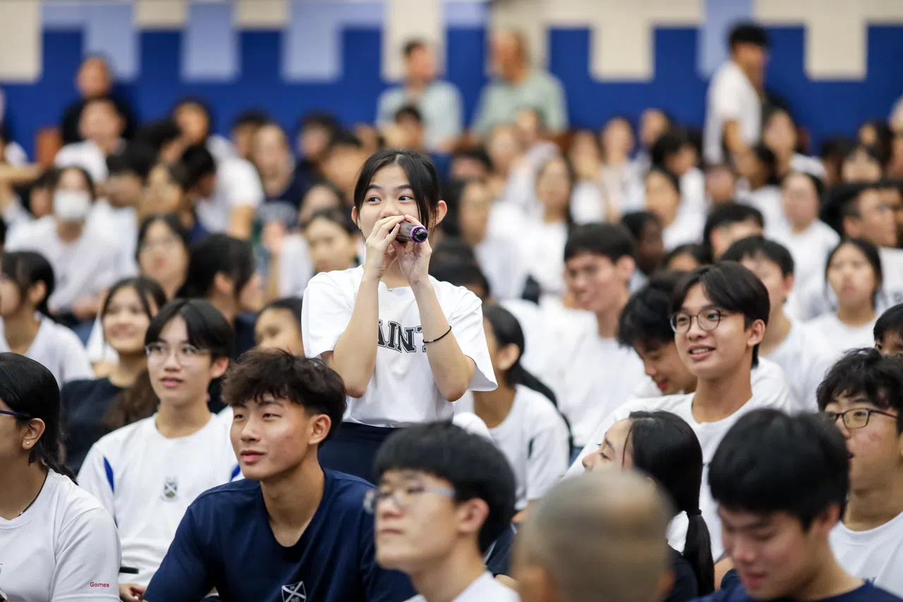 圣安德烈初级学院的学生积极参与问答环节并与表演者互动，场面十分热闹。（刘欣怡摄）