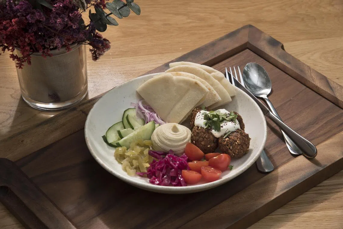 Hortus的鹰嘴豆泥，搭配鹰嘴豆制成的炸丸子falafel，做成沙拉。（特约摄影伍书永摄）