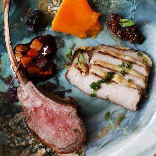 21天熟成羊排（左）和匈牙利战斧猪肉先经低温烹调，再以苹果木烤制。（餐馆提供）