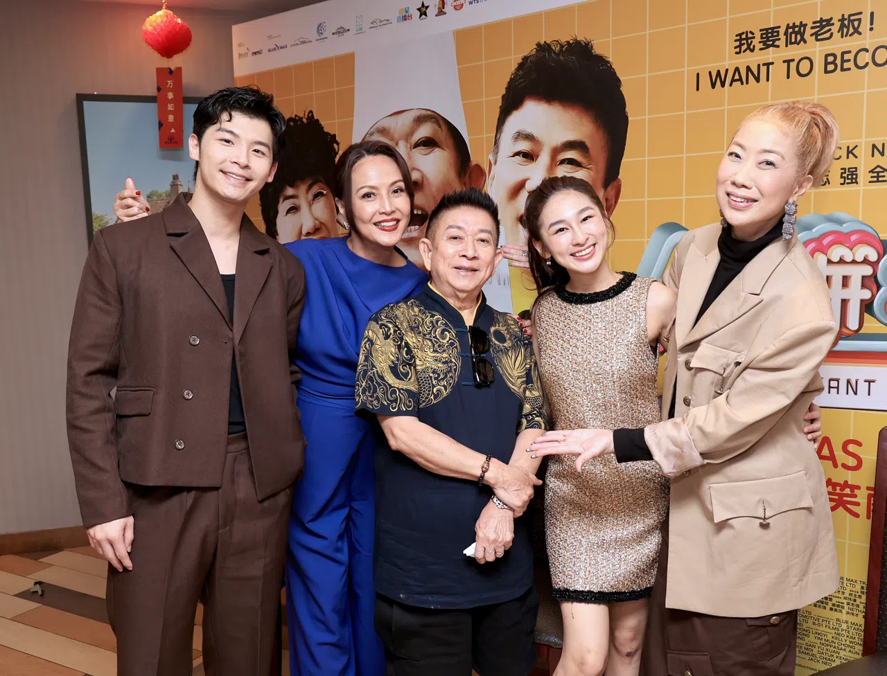 片中的“一家人”包括程家颉（左起）、陈丽贞、辉哥、阳光可乐和莫小玲。（周国威摄）