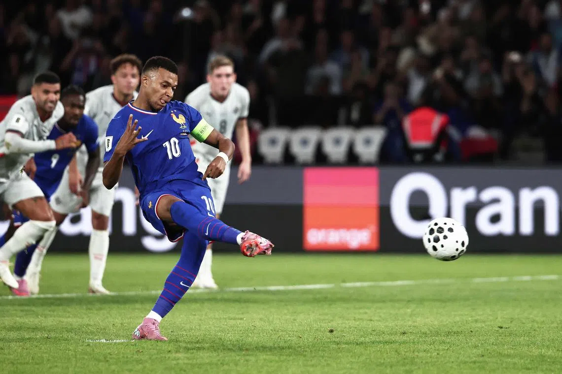 法国球星姆巴佩（蓝衣）在第45分钟通过罚球扳平比分，又在下半场第62分钟助攻队友巴尔科拉反超比分。（法新社）