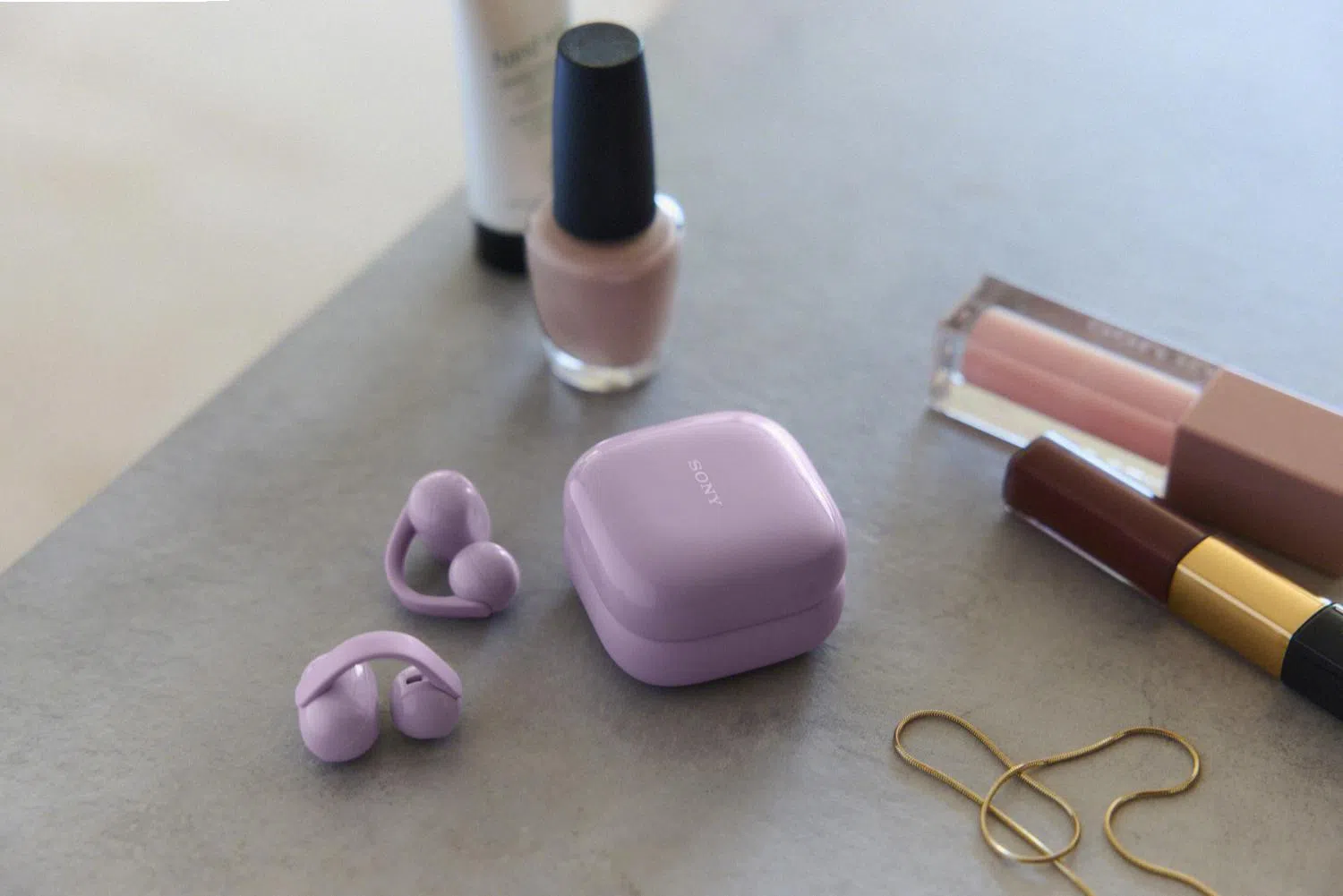 耳机具备IPX4级防水泼溅能力，不必担心会被雨水溅坏。（厂商提供）