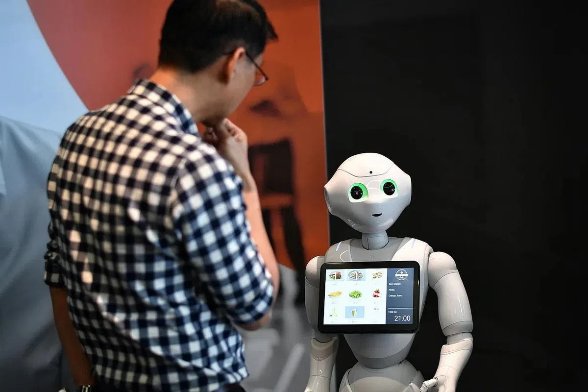 日本SoftBank Robotics制造的Pepper能与人互动。（档案照）