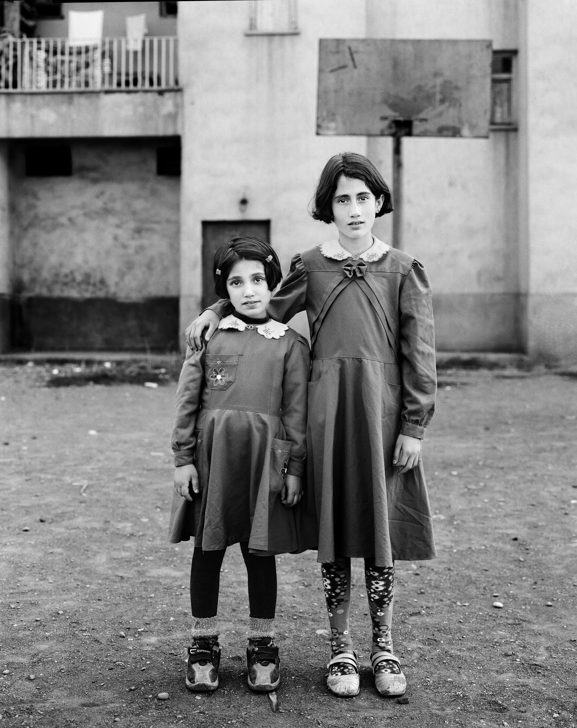 瓦妮莎·温希普入围系列：甜蜜：东阿纳托利边陲的女学生（Sweet Nothings: Schoolgirls from the Borderlands of Eastern Anatoli）／通杰利—东阿纳托利（Tunceli - Eastern Anatolia，2007）。摄影师在那里生活与工作，常见到穿着蓝色连衣裙的女学生。许多住在偏远地区的女孩，之前都没有机会踏进学校操场。摄影师想为她们拍摄一组肖像，让她们在镜头前记录重要时刻。