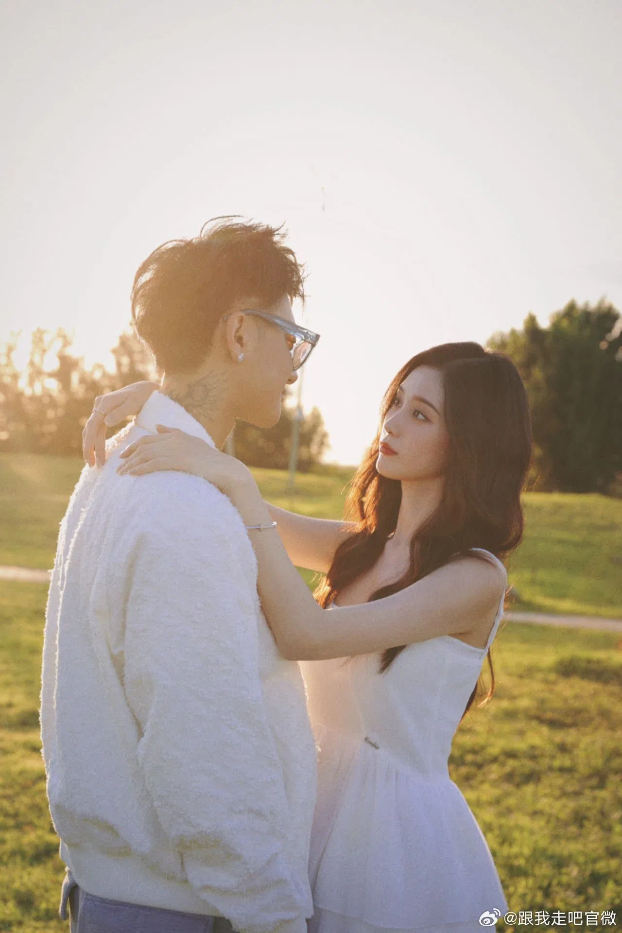 除了亲自参演，黄子韬也是节目《跟我走吧》的总出品人和总导演。（取自《跟我走吧》微博）