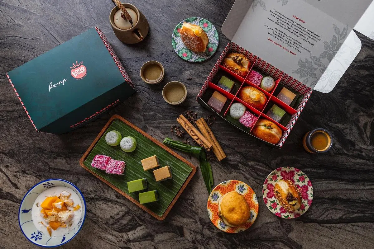 Rempapa x Sourbombe的新年礼盒，有意大利爆浆甜甜圈和娘惹糕。（照片由受访者提供）