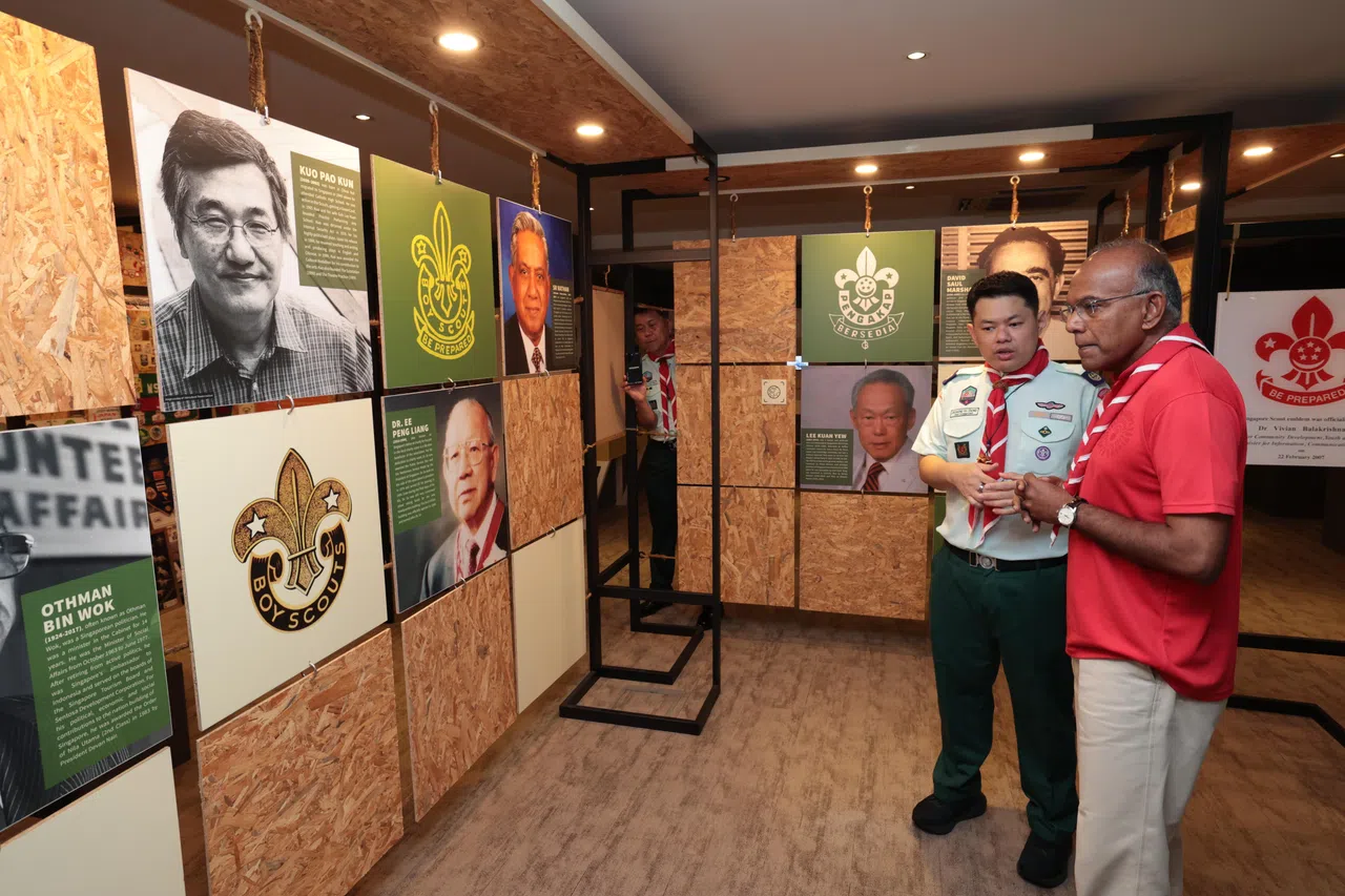 内政部长兼律政部长尚穆根（右）星期六为童军文化展馆开幕。新加坡童军总会首席总监张国辉在一旁为部长介绍展馆。（梁麒麟摄）