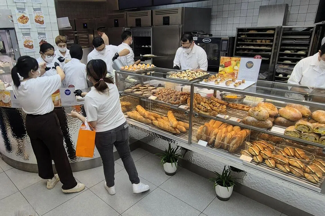 面包物语在怡丰城的概念店，厨房和零售空间融为一体。（陈爱薇摄）