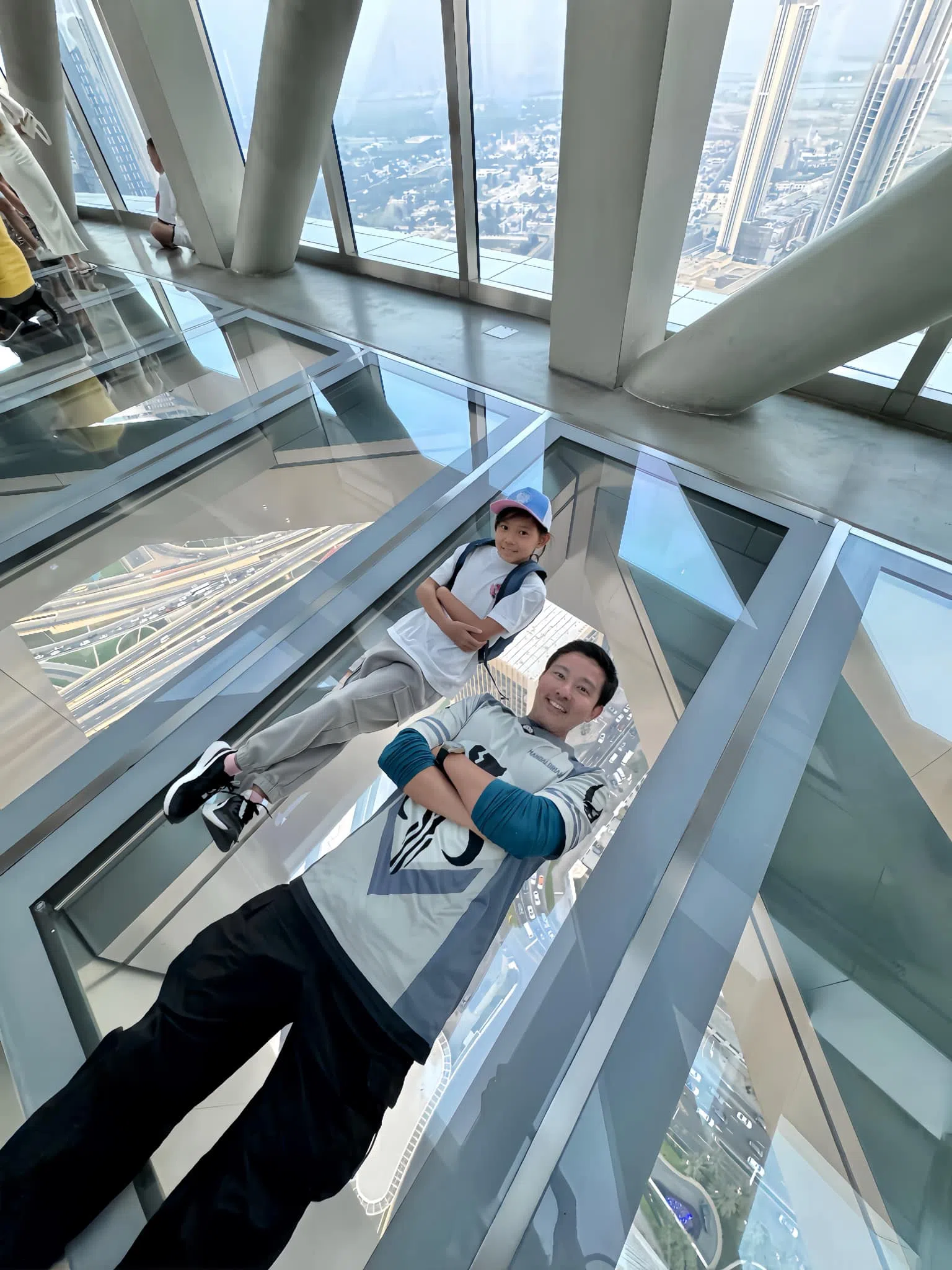 立威廉虽然怕高，但还是和女儿一起在哈里发塔躺玻璃。（取自立威廉脸书）