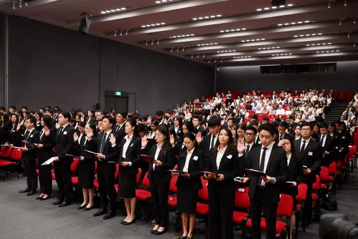 第一场新非执业律师集体宣誓仪式在2025年4月21日早上举行，这是首批在专业培训制度调整后，获取律师资格的非执业律师。（海峡时报）