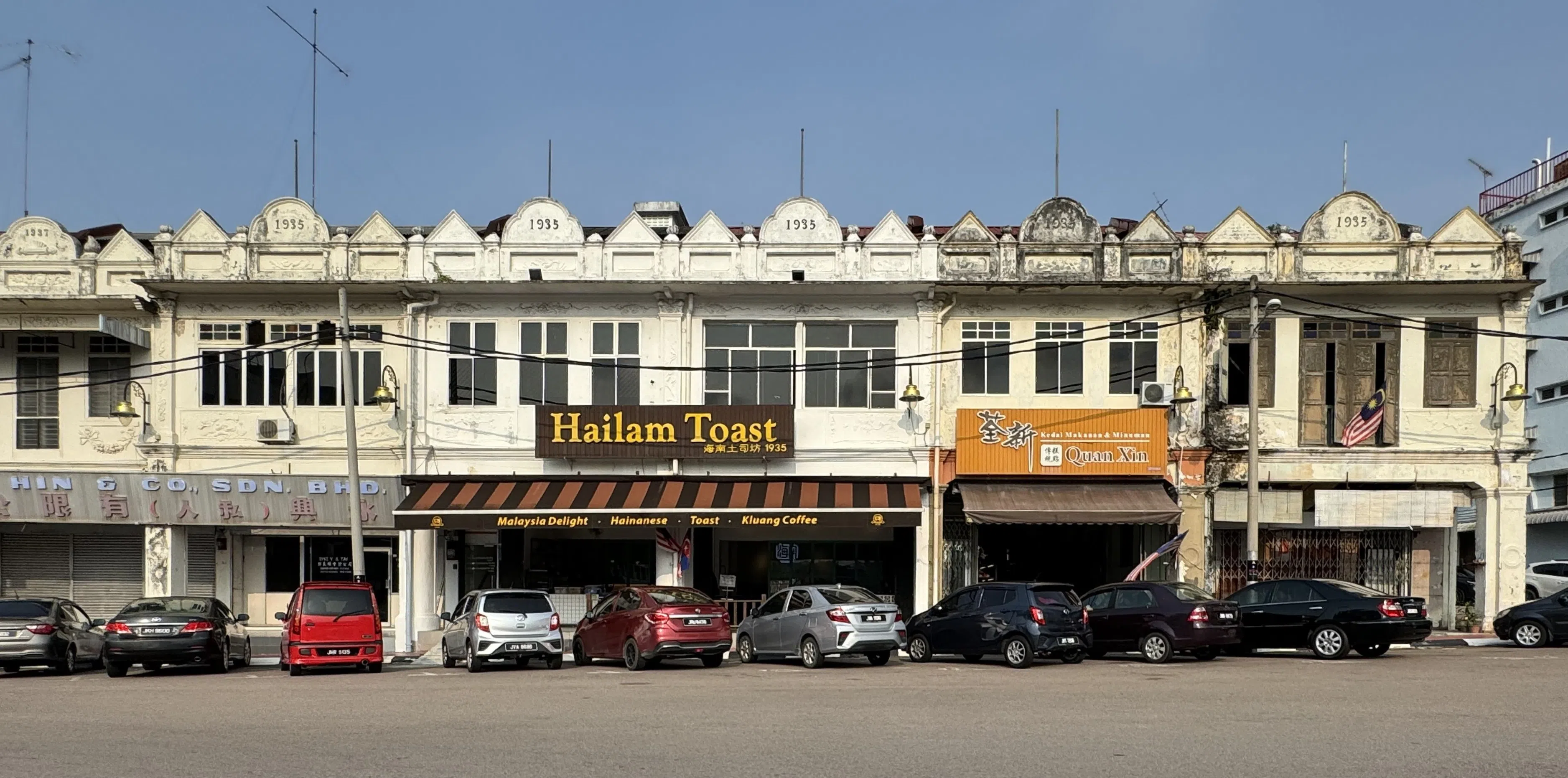 居銮的店屋整体保留完整，大多为两层的原始状态。