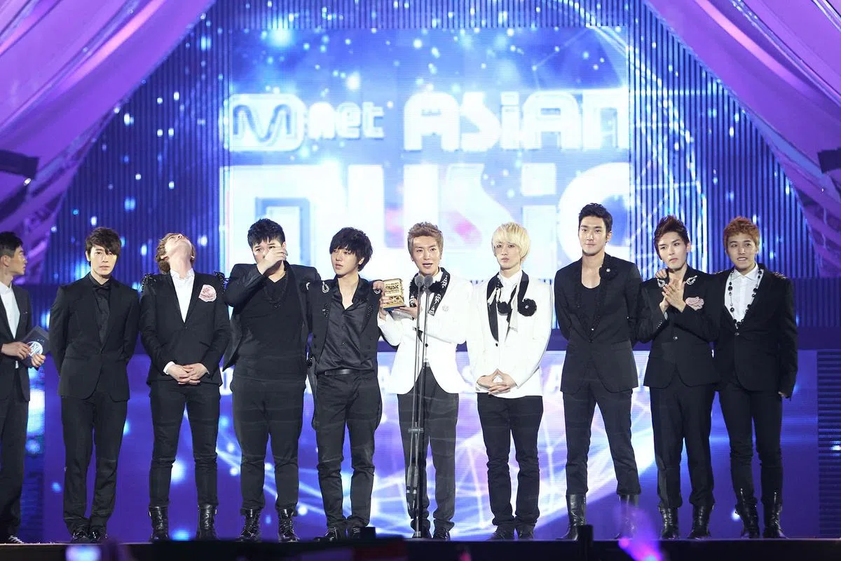 SJ在2011年MAMA夺得“年度专辑”大奖，喜极而泣。（M.Net Korea）