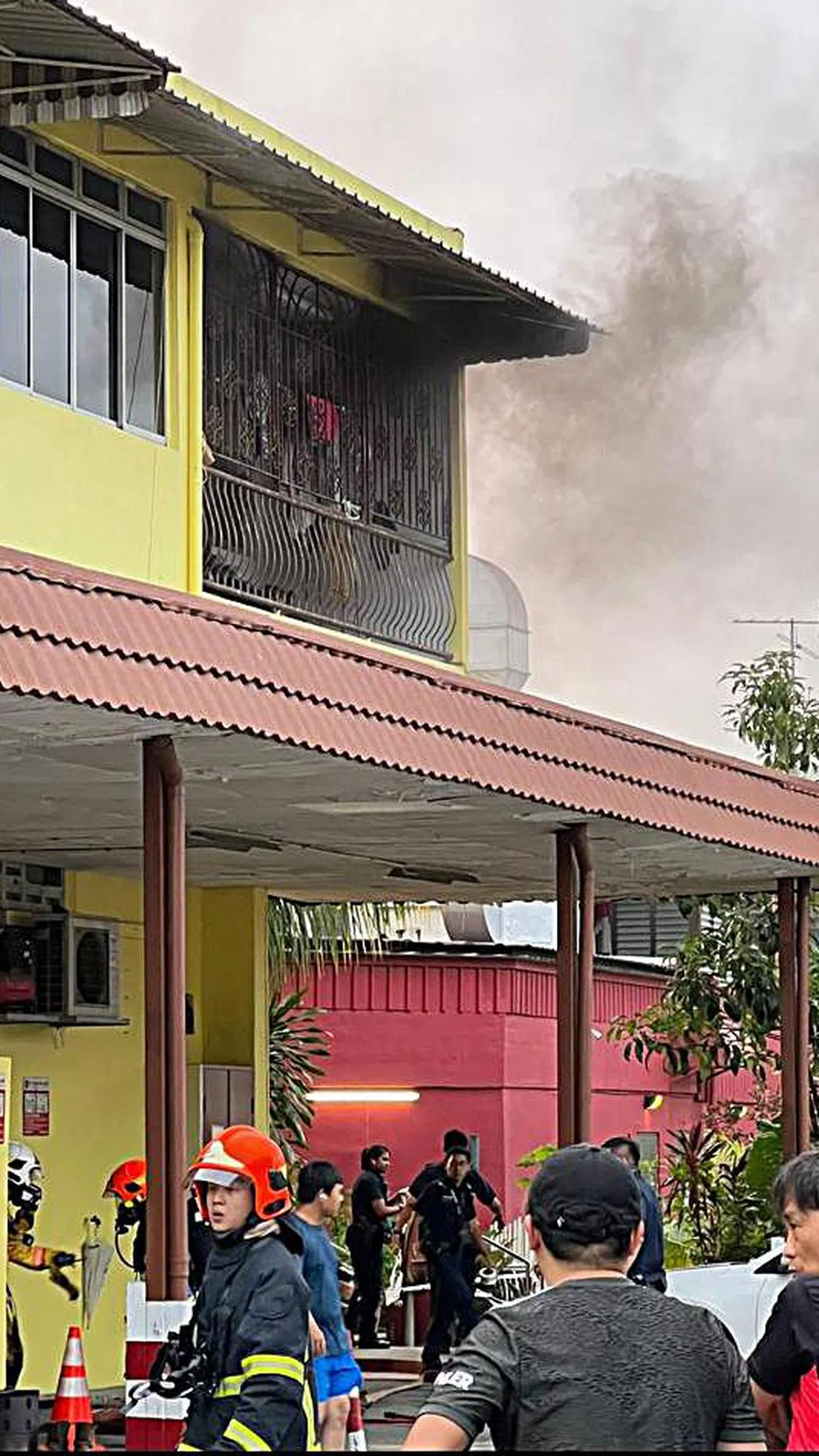 店屋二楼不断冒出黑烟以及火光。（受访者提供）