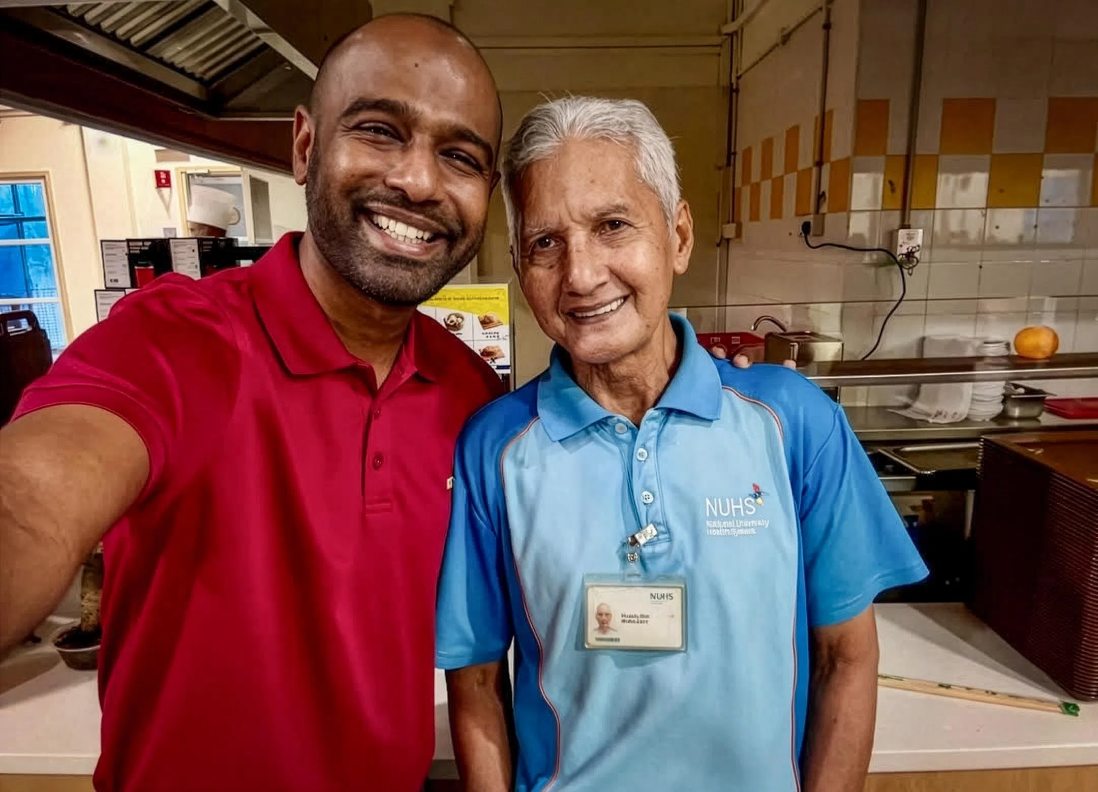 西海岸—裕廊西集选区议员贺明医生（左）以保健服务雇员联合会顾问身份走访亚历山大医院时，认识一名有超过40年经验的医疗护理人员，知道他喜欢音乐，还鼓励他在院方活动上展现音乐才华。（贺明医生提供）