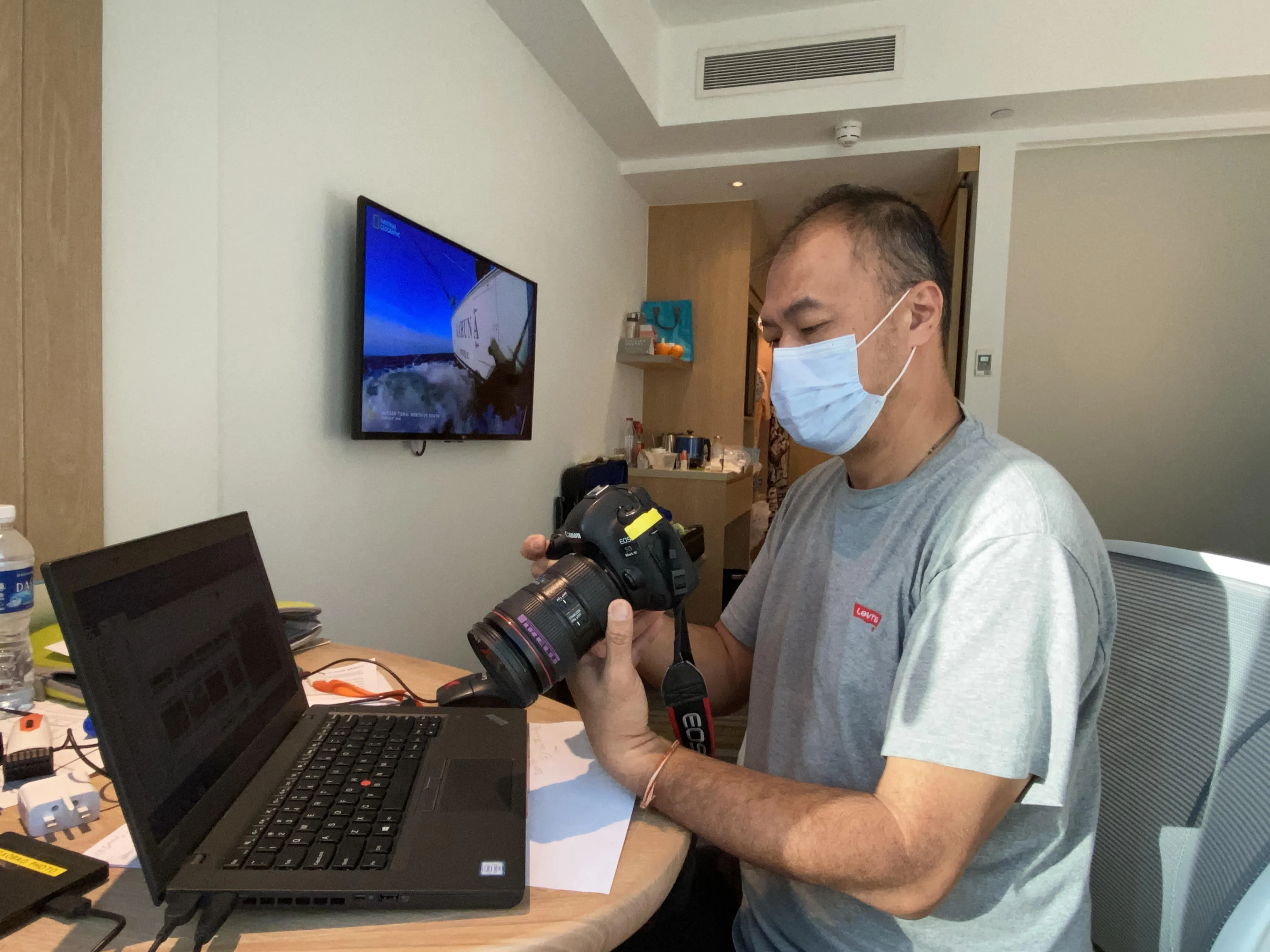 在工作时与冠病感染者接触，公司安排高级摄影记者邝启聪在酒店办公14天。（邝启聪摄）