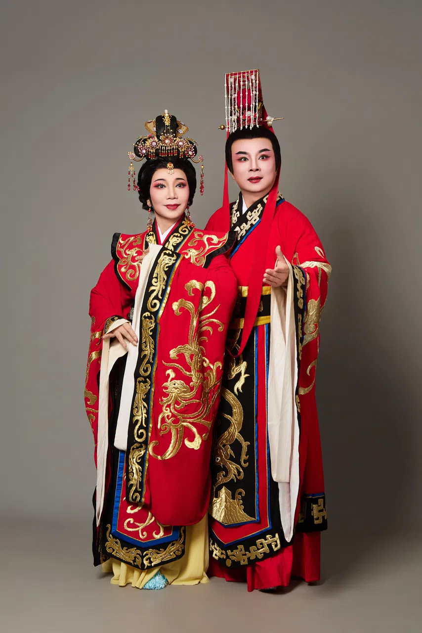 海南省琼剧院安排副院长、戏曲“梅花奖”获得者符传杰（右），与本地演员李肖玉演出汉文帝刘恒、窦皇后夫妇。（主办单位提供）