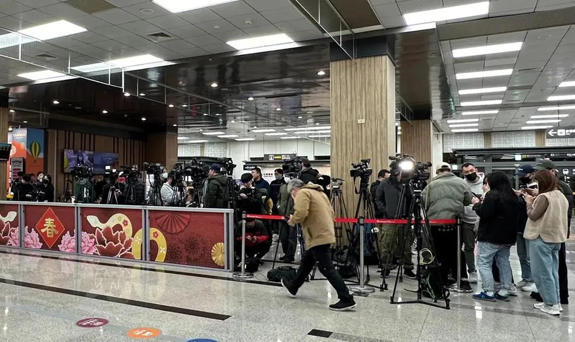 S妈原本预计2月4日返台，却不见人影，媒体在松山机场扑空。（互联网）