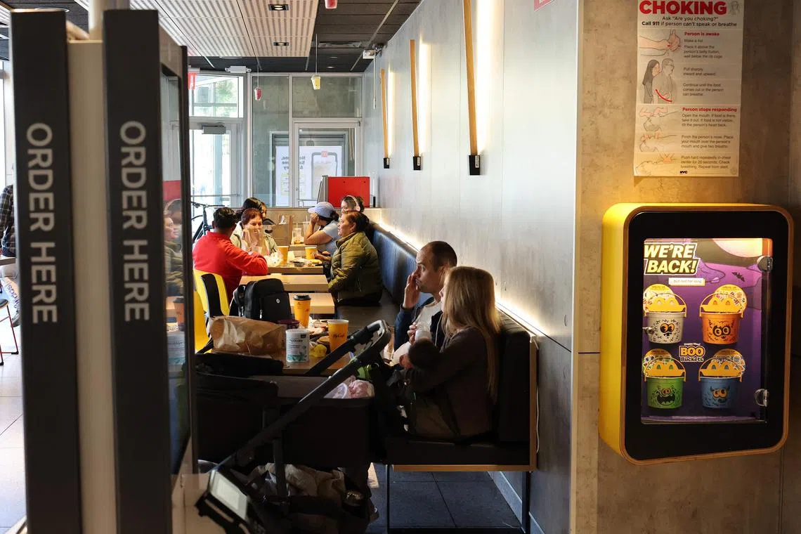 10月23日，人们在纽约市布鲁克林区弗拉特布什街区的一家麦当劳餐厅用餐。（法新社）