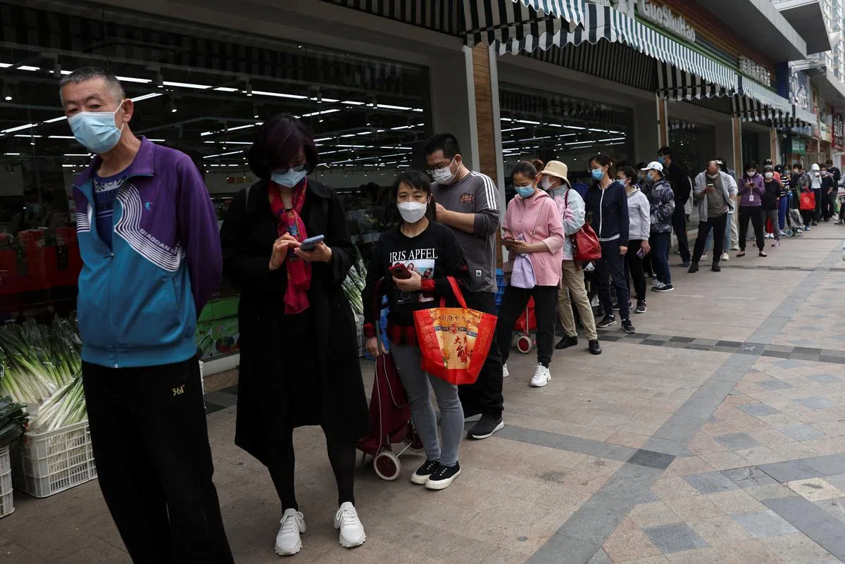 北京市一家超级市场外今天出现等着进入购买东西的人龙。（路透社）
