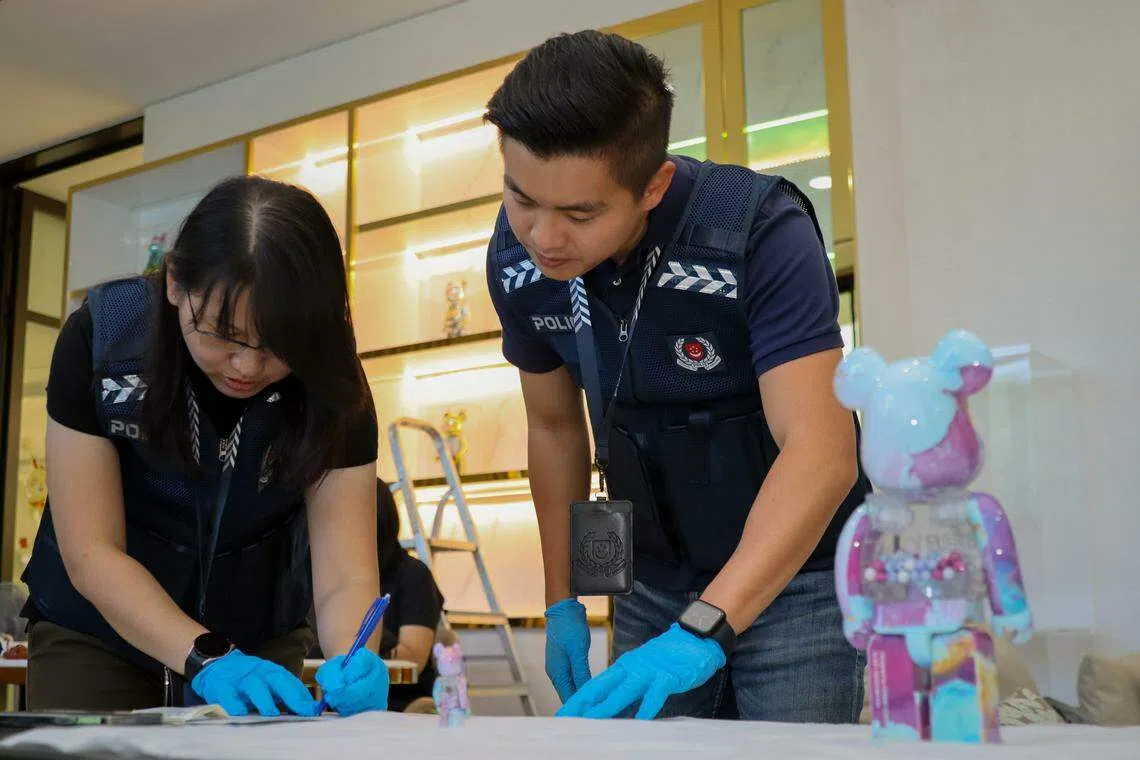 警方起获56个潮牌玩具熊BE@RBRICK。（警方提供）