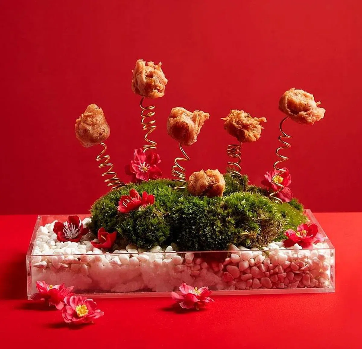 翡翠皇宫酒家的脆花浆陈皮年糕有如一朵朵花。（餐馆提供）