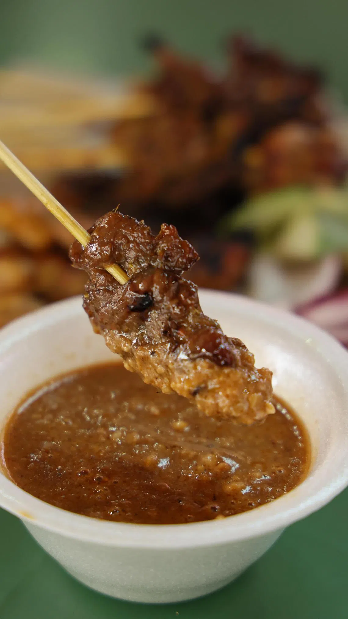 羊肉沙爹蘸花生咖喱酱。（龙国雄摄）