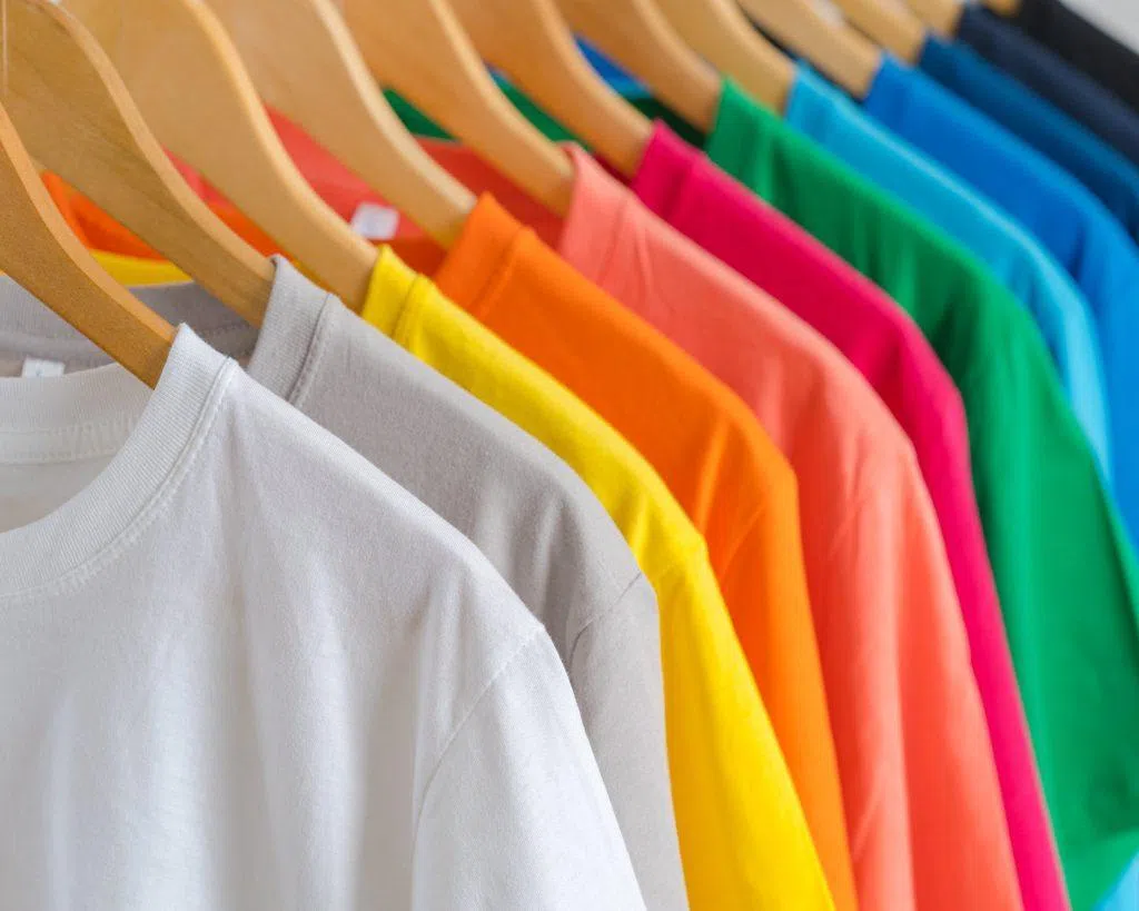 按颜色分类洗衣，以及使用特定颜色衣服的洗涤剂，都可以帮助保持T恤原本颜色。（互联网）