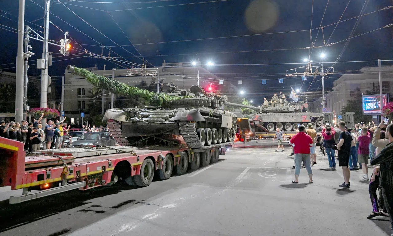 图为瓦格纳部队星期六（6月24日）从罗斯托夫南方军区总部撤离。（路透社）