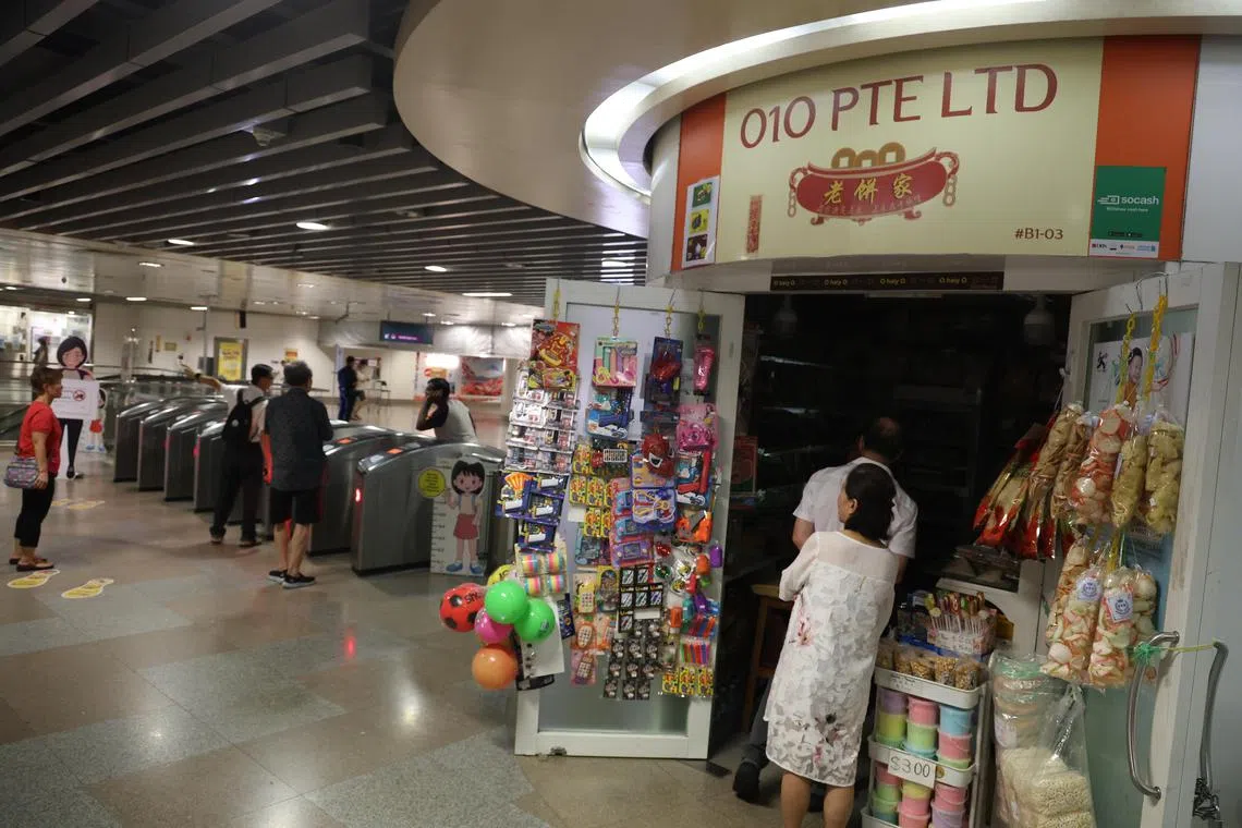 实龙岗东北线地铁站外有三家迷你超市，它们在上午11时左右断电。（邬福梁摄）