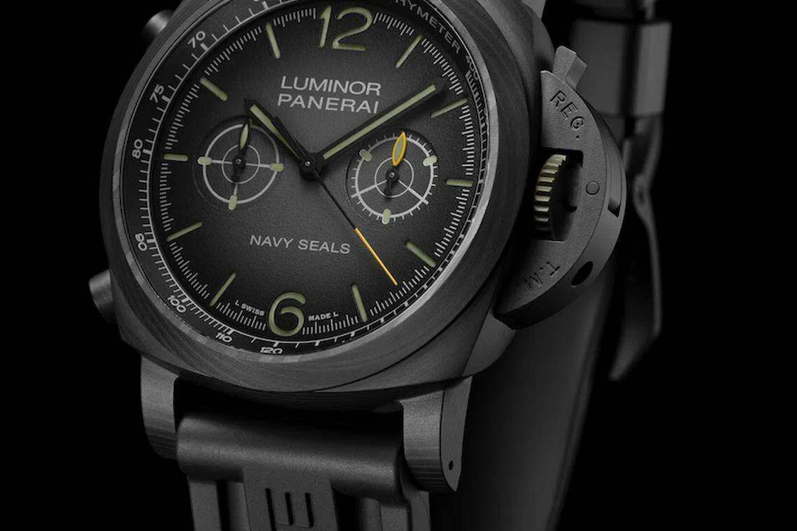 Luminor Chrono型号PAM01419有黑色阴影表盘，表盘刻有“Navy SEALs”字样。（品牌提供）