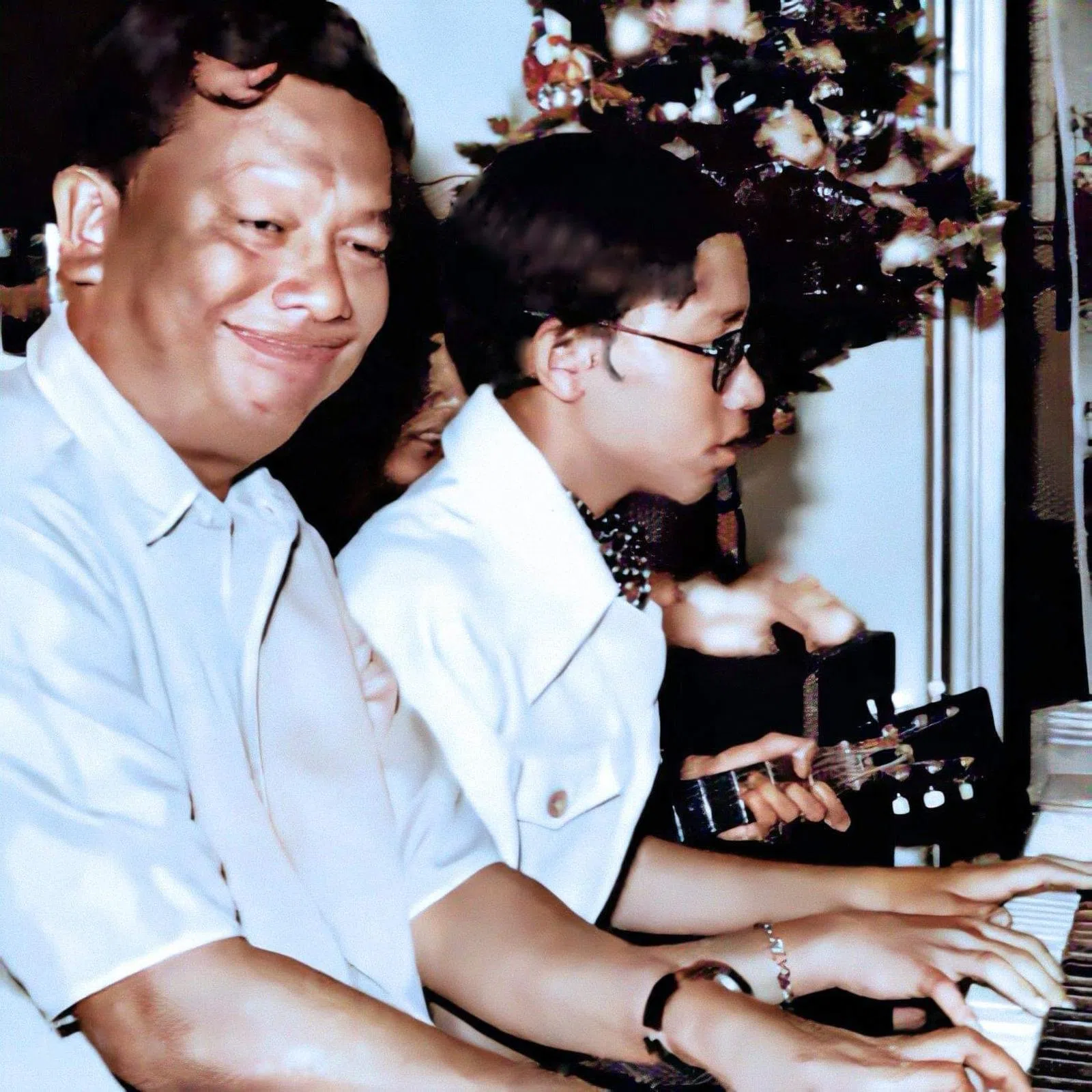 1975年，蒙特罗和父亲Abner Monteiro在实里达山家中玩音乐。（受访者提供）