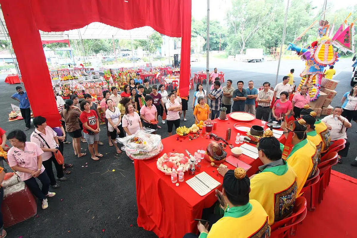 参加庙宇和寺院集结大众资源统一筹办的中元普度法会，要比公众自己在家里进行祭祀环保很多。（档案照）