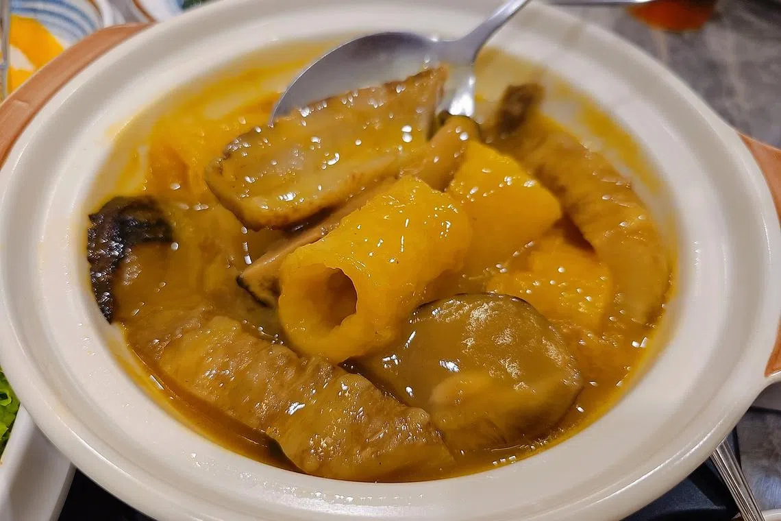 黄焖海参鱼鳔的汤底加入蔬菜熬制，色泽全天然食材萃取。（黄亿敏摄）