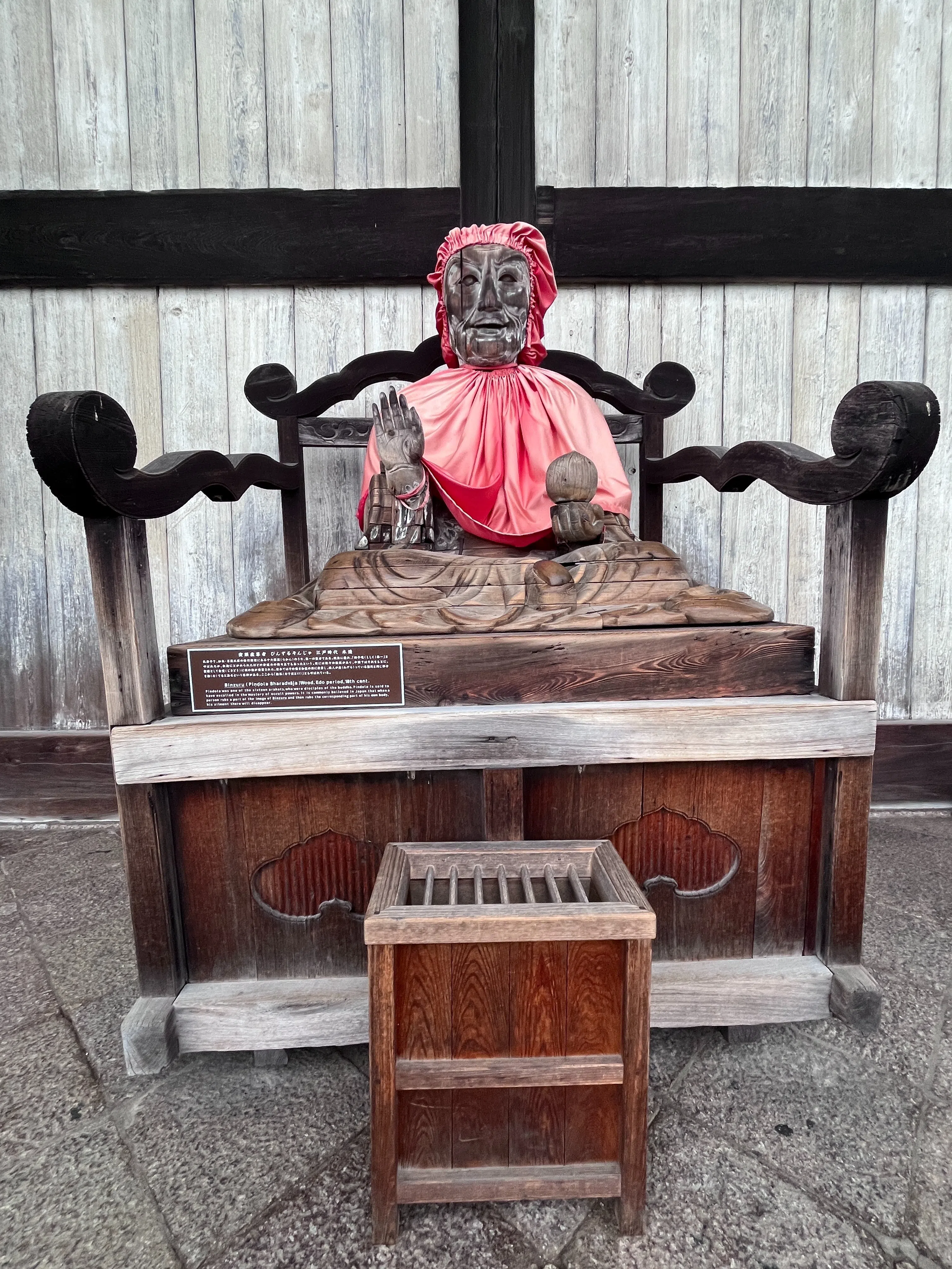 The timeworn seated wooden statue of the venerable Pindola Bharadvaja.（Photo: Ye Huanling）
