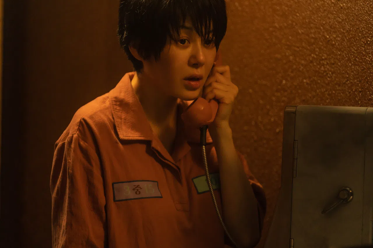 高贤廷饰演在监狱中步入中年的金貌美。（Netflix提供）