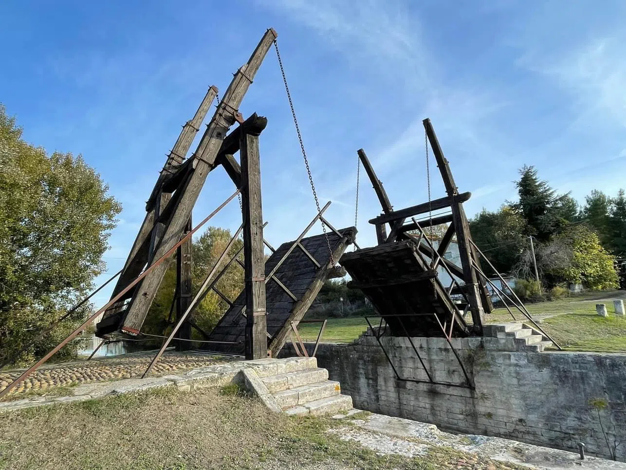 阿尔勒一座未合拢的吊桥，是梵高名画《吊桥》的创作实景。（王华儿摄）