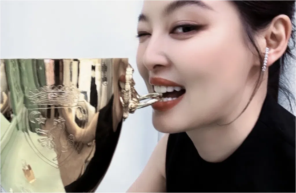 辛芷蕾回应威尼斯影后遭质疑含金量，发言温和正向获得好评。（取自辛芷蕾微博）