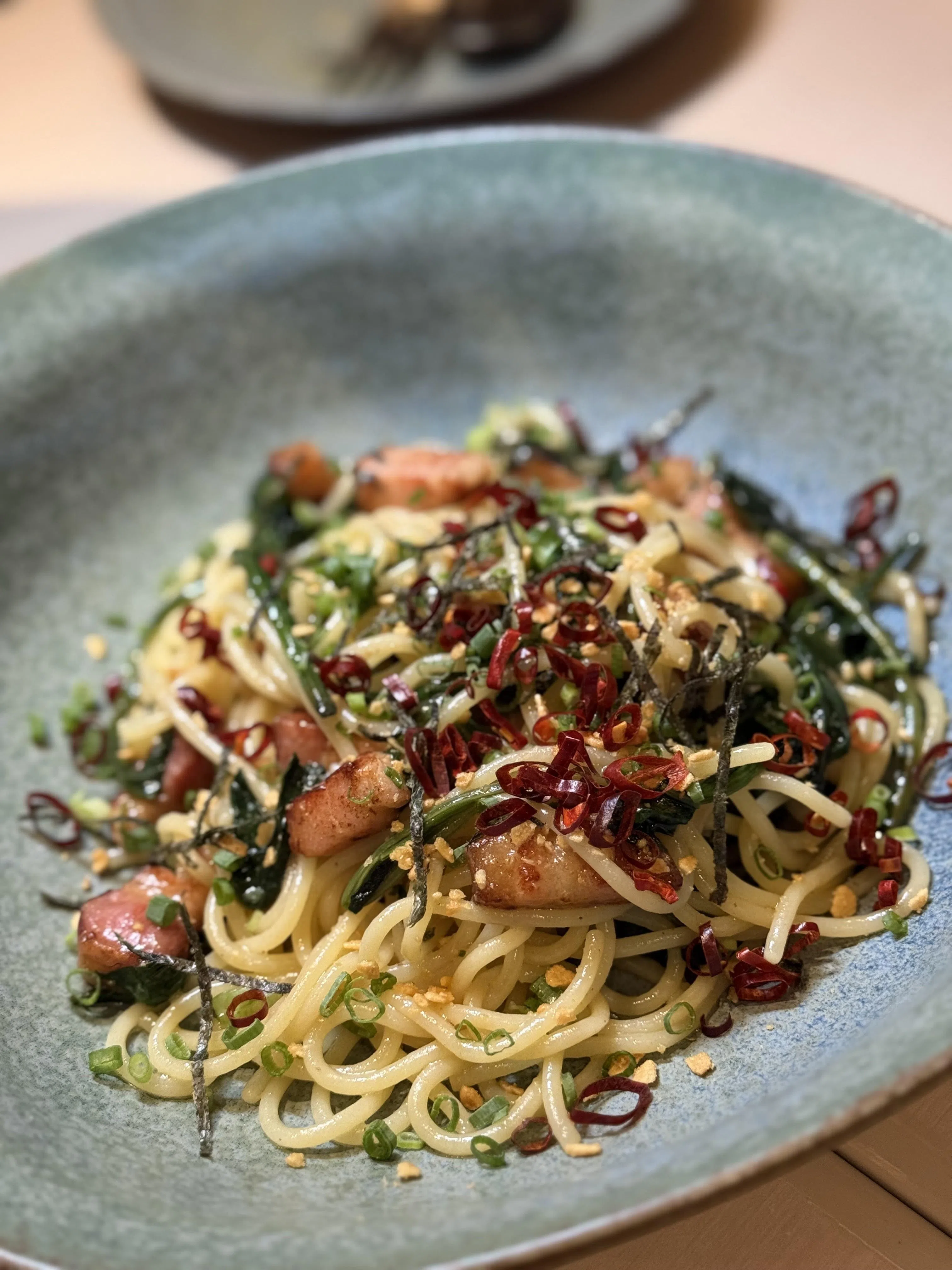 苹果木熏培根菠菜意面，烟熏培根咸香浓郁，菠菜带来清爽与平衡。（叶晓虹摄）