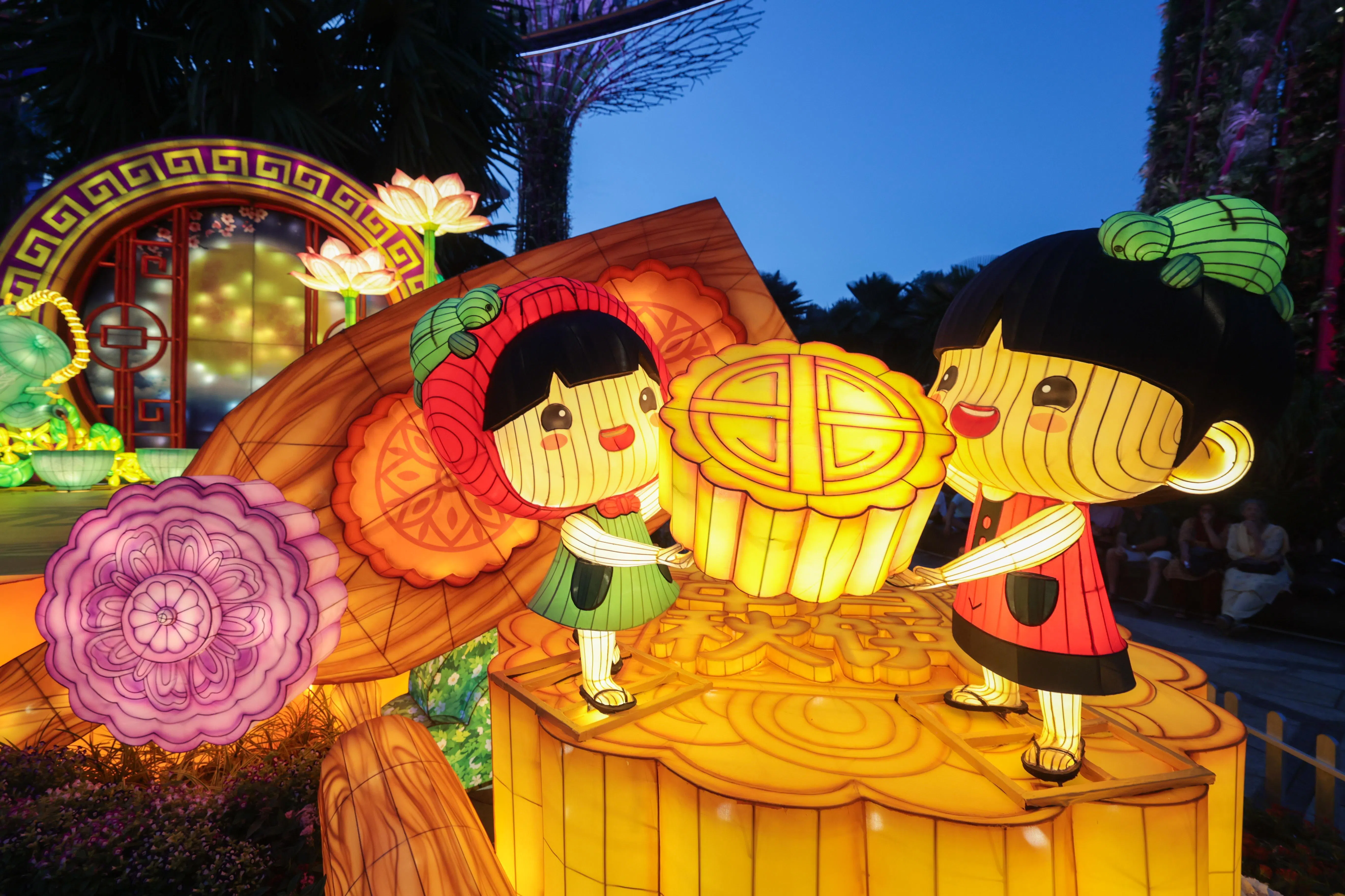 今年“滨海花园庆中秋”灯饰主角之一，是本地设计师王士佳创作的红龟粿女孩，展现邻里之间热情洋溢的中秋庆典氛围和甘榜精神。（吴先邦摄）