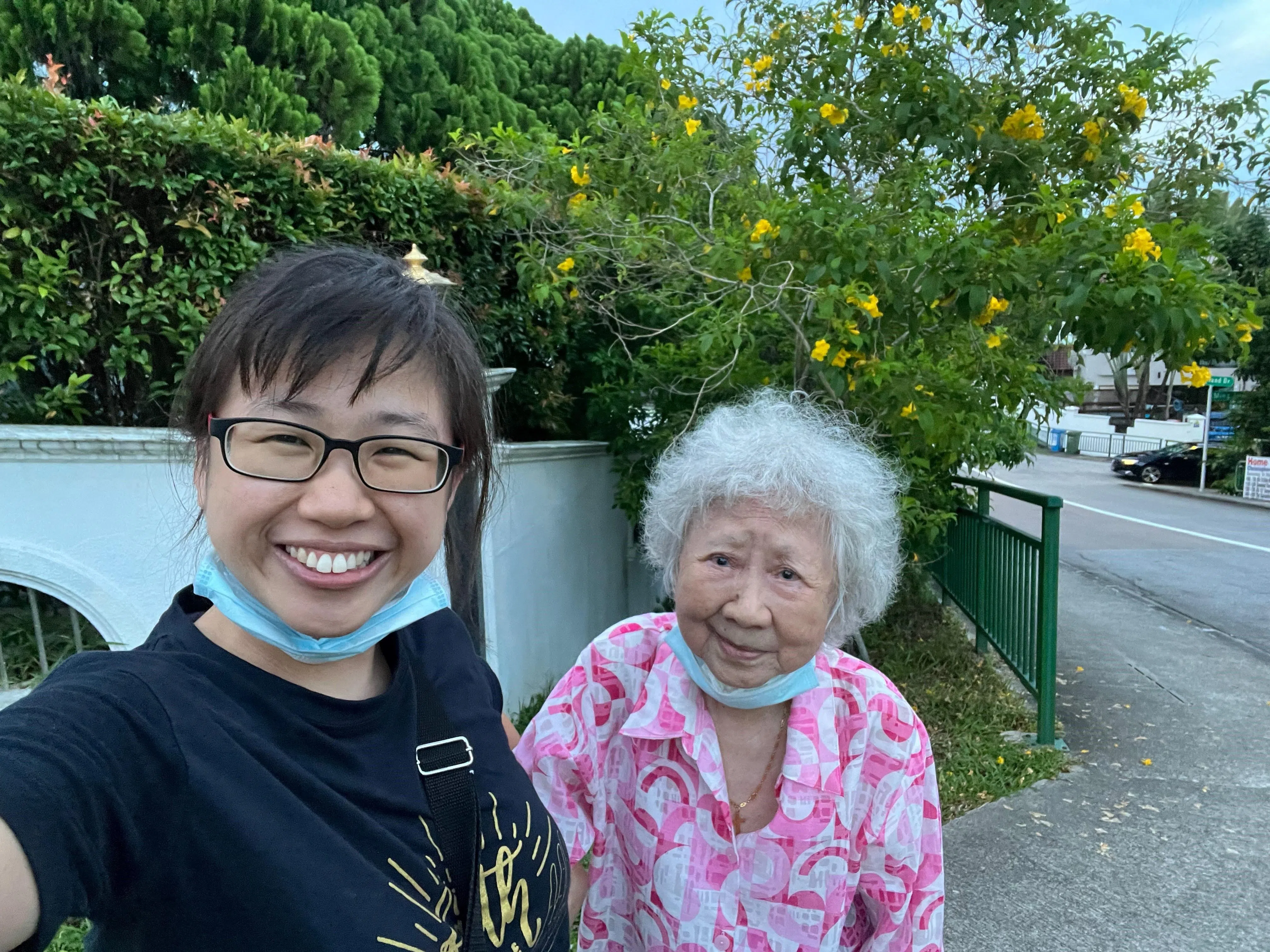 黄巧明医生的阿嫲患有阿尔茨海默症，家人经常陪她散步，鼓励她参与家庭活动。（受访者提供）