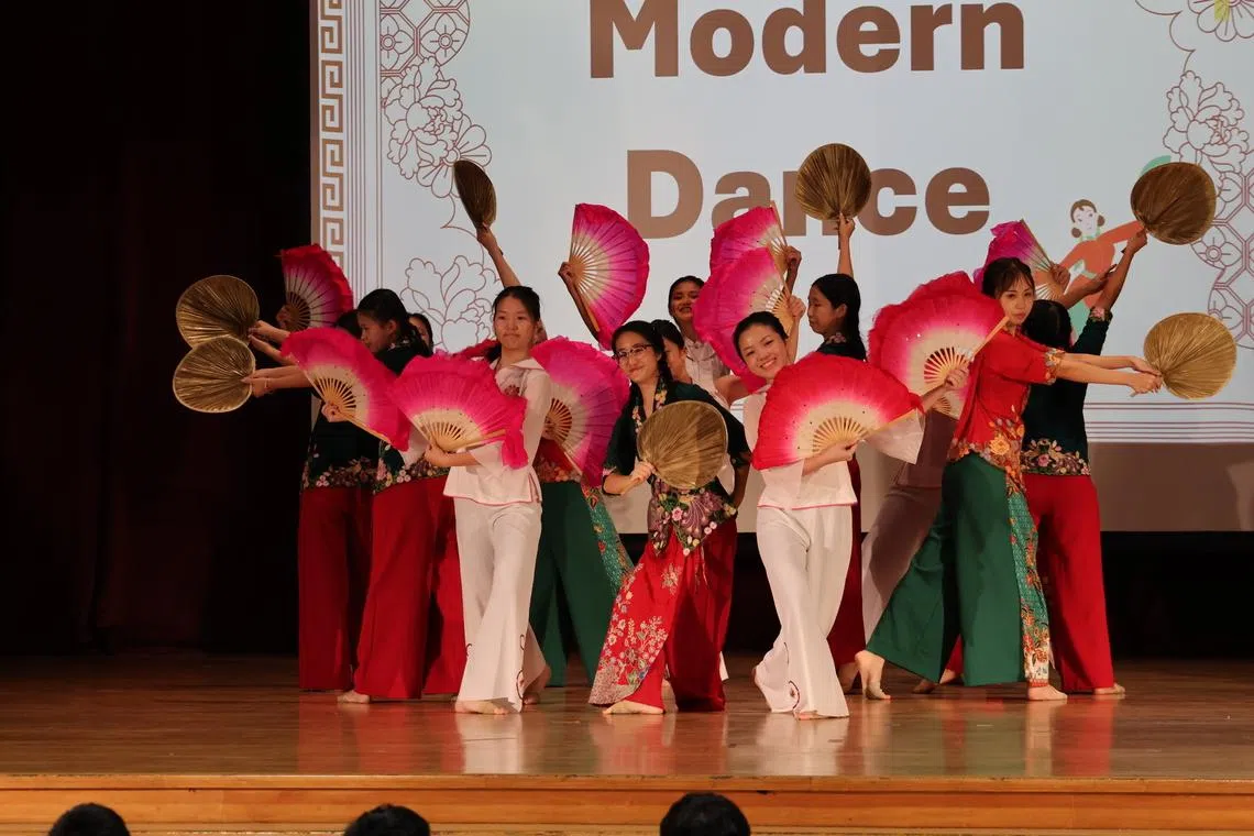 舞蹈团曼妙的舞姿，引得全场欢呼。（淡美初院摄影俱乐部提供）