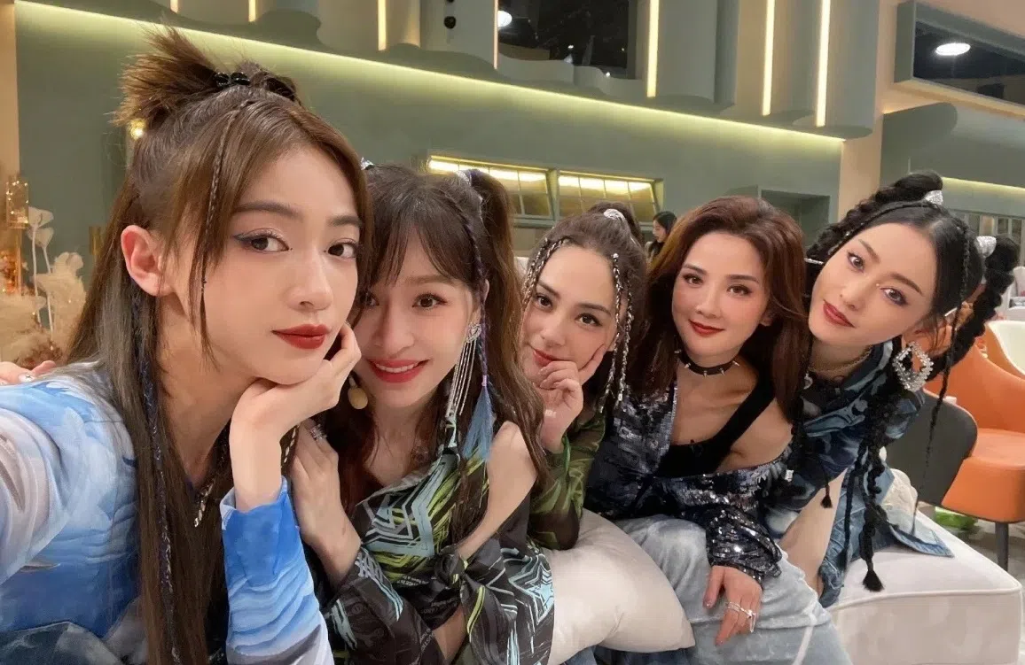 Twins在《乘风破浪第三季》的第三场公演合体，图为吴谨言（左起）、王心凌、阿娇、阿Sa和张天爱。（互联网）