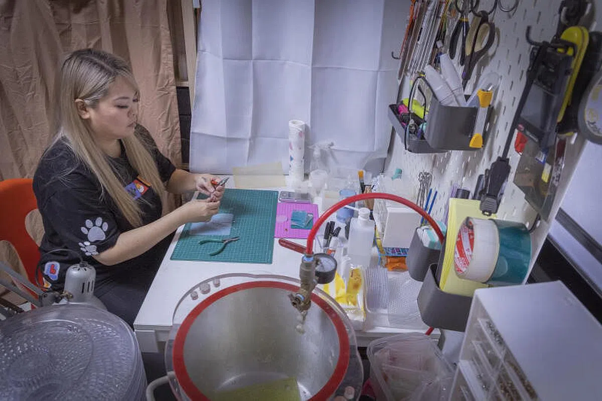 林芊慧将家中一间卧室辟为制作母乳首饰与骨灰首饰的工作室。（陈来福摄） 