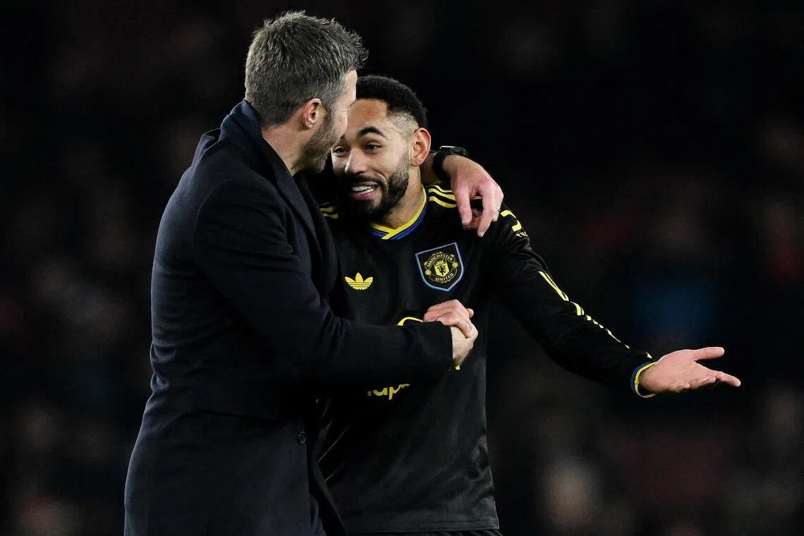 替补出场的红魔前锋库尼亚（右）攻入绝杀球，让临时主帅卡里克（左）十分满意。库尼亚认为，卡里克执教下的曼联有着“一种不同的能量”。（路透社）