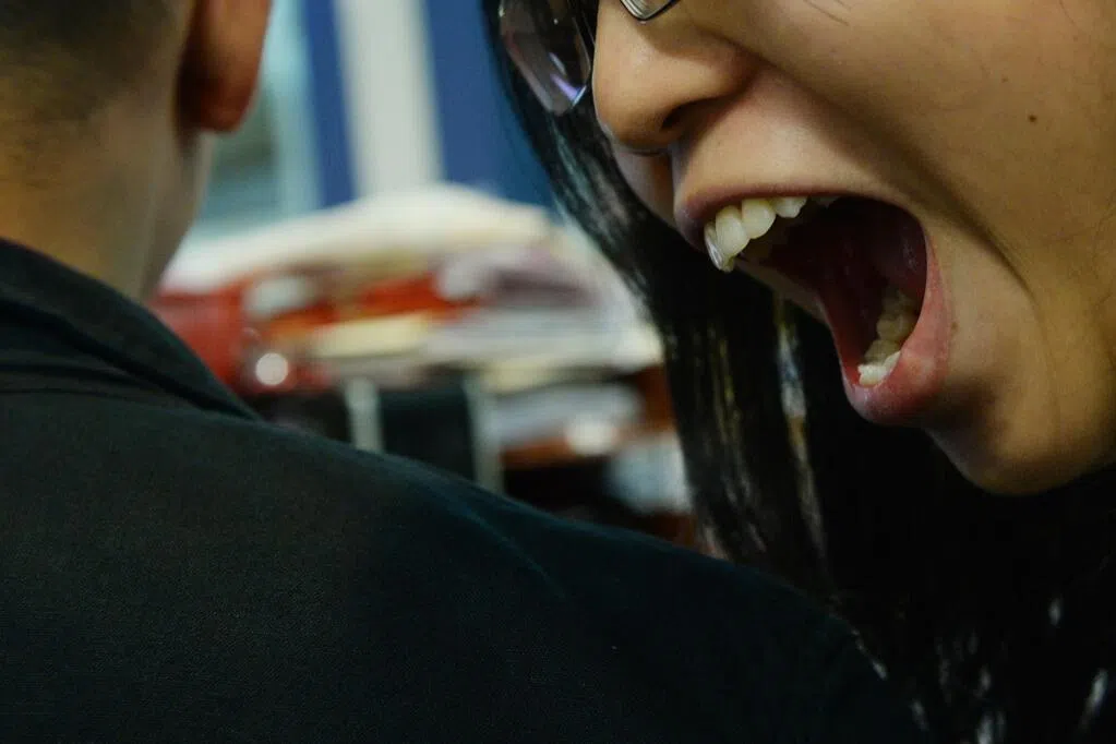 醉女大闹夜店 掌掴图咬女警