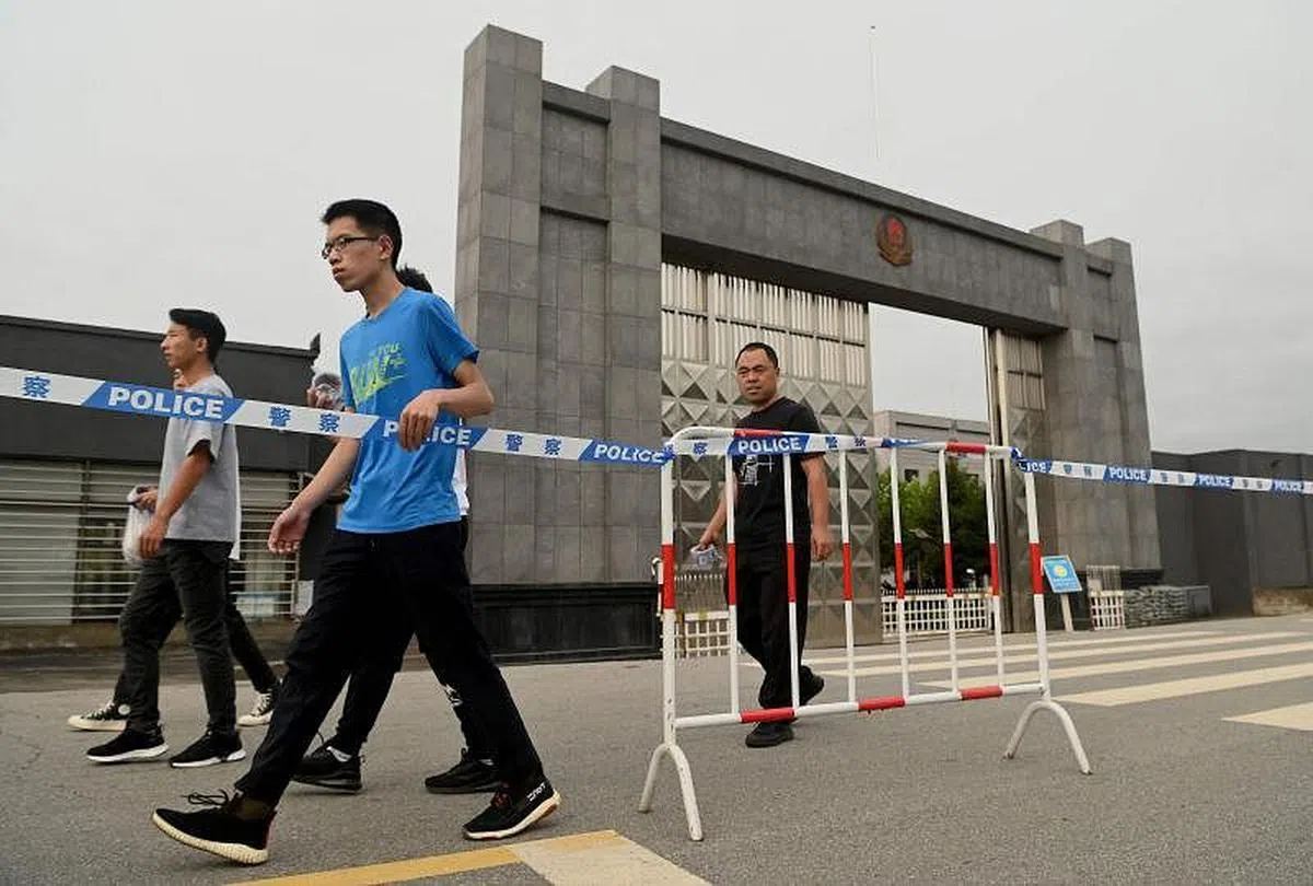 辽宁丹东看守所工作人员正在放置警戒线。迈克尔·斯帕弗被关押在这里。（法新社）