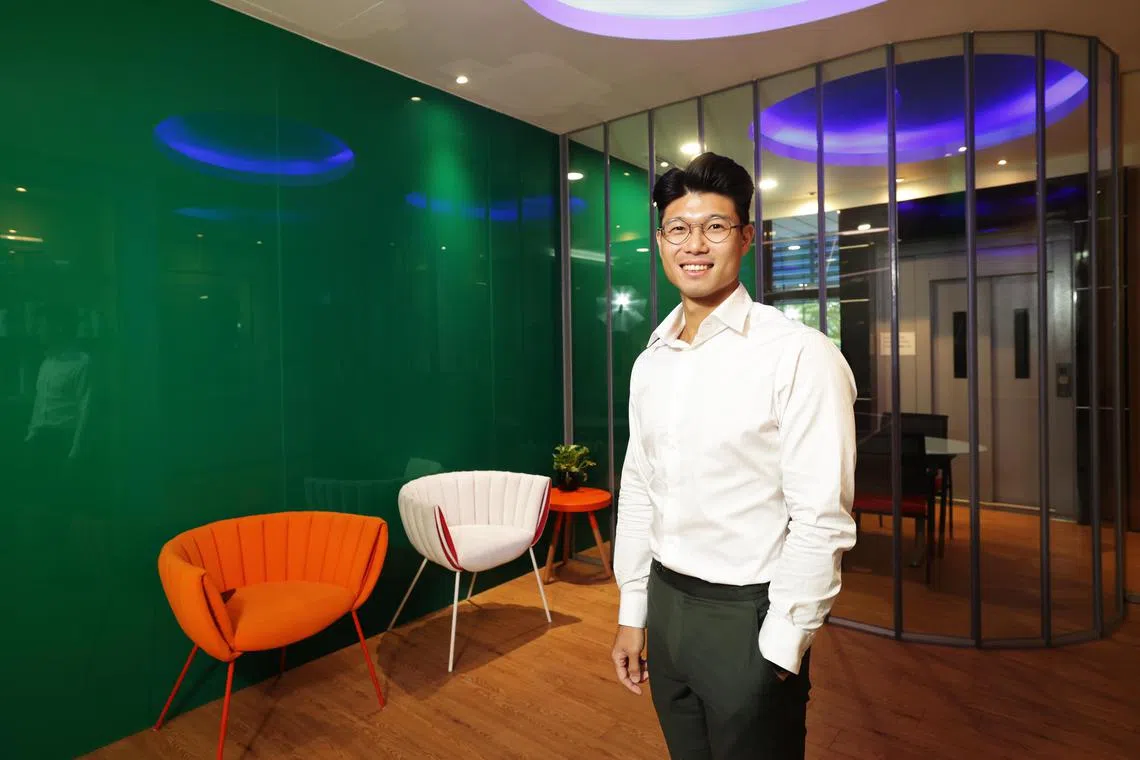 作为家族企业的第二代经营者，利兴章深知终身学习的重要性。同时，也必然会有许多目光注视着他，盼他尽快成长。在千斤重担下，他明白自己只能砥砺前行，以期迅速跟上进度。（蔡家增摄）